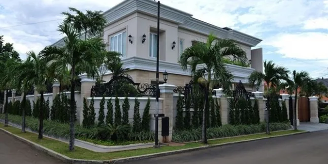 Megah Dan Mewah, Berikut 10 Rumah Para Selebriti Tanah Air