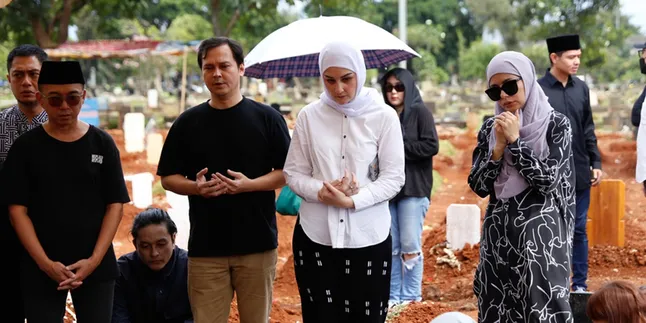 Meisya Siregar, Mona Ratuliu Hingga Dude Herlino Doakan Mendiang Iqbal Pakula Khusnul Khotimah Meisya Siregar, Mona Ratuliu Hingga Dude Herlino Doakan Mendiang Iqbal Pakula Khusnul Khotimah