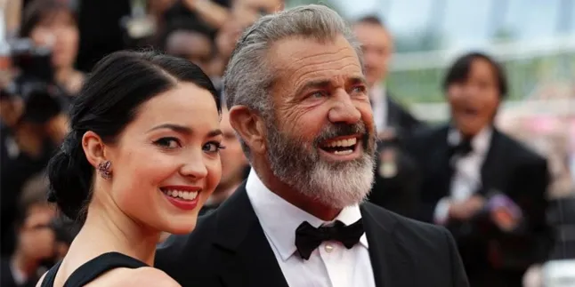 Mel Gibson Gandeng Pacar Mudanya di Red Carpet Choice Awards Mel Gibson Gandeng Pacar Mudanya di Red Carpet Choice Awards