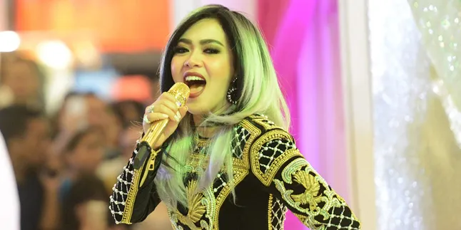 Melangkah Manja di Airport, Syahrini Dijaga Ketat Bodyguard Kekar