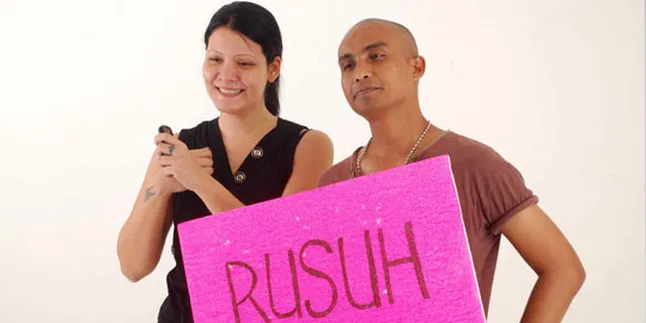 Melanie Subono: Yang Sering Rusuh Bukan Slanker Resmi Melanie Subono: Yang Sering Rusuh Bukan Slanker Resmi