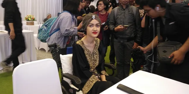 Melayat Ayah Ruben Onsu, Julia Perez Pakai Kursi Roda Melayat Ayah Ruben Onsu, Julia Perez Pakai Kursi Roda