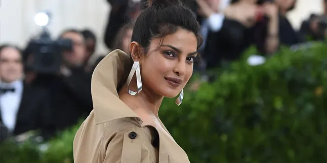 Melenggang di MET Gala, Priyanka Pilih Trench Coat Super Panjang