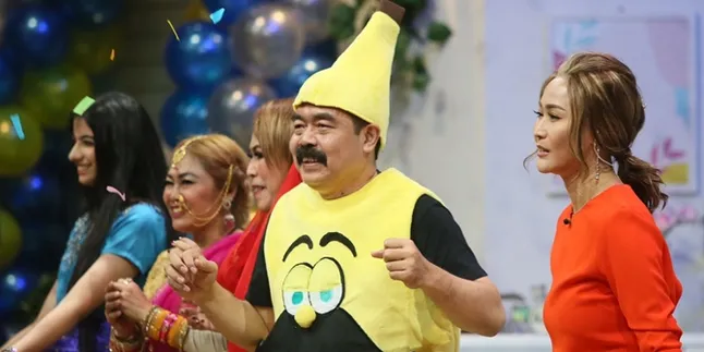 Memakai Baju Pisang di Program Televisi Bersama Istri Tercinta, Adam Suseno Pasrah Memakai Baju Pisang di Program Televisi Bersama Istri Tercinta, Adam Suseno Pasrah