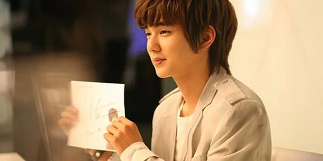 Memakai Seragam Militer, Yoo Seung Ho Tetap Tampan!
