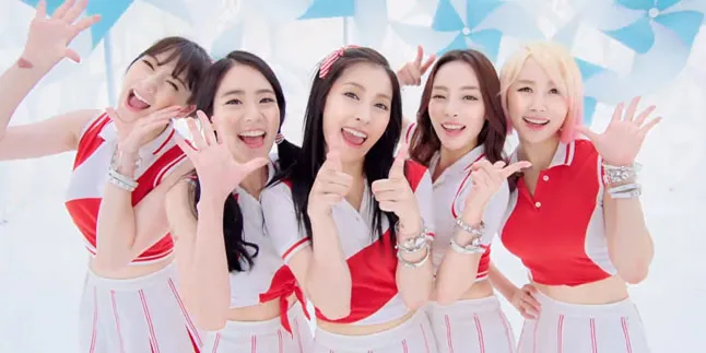 Member Girlband KARA Mandi Bersama