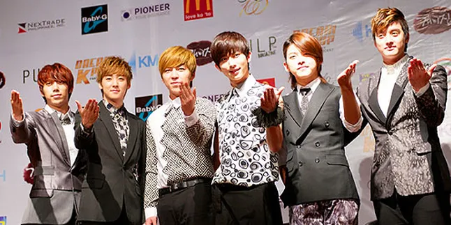 Member U-KISS Lelang Album dan Kaos Untuk Banjir Jakarta Member U-KISS Lelang Album dan Kaos Untuk Banjir Jakarta
