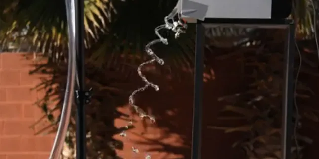 Membuat Air Meliuk-Liuk? Cobain Yuk!