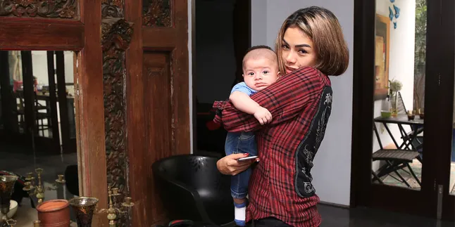 Memilukan, Bayi Nikita Mirzani Sempat Berkunjung ke Penjara Memilukan, Bayi Nikita Mirzani Sempat Berkunjung ke Penjara