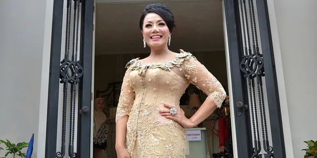 Memperingati Hari Kartini, Amy Atmanto Kenalkan Kebaya Terbaru