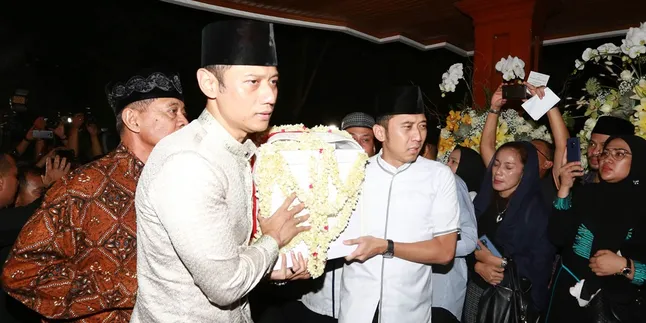 Menahan Isak Tangis di Pemakaman Ani Yudhoyono, AHY: Selamat Jalan Memo... Menahan Isak Tangis di Pemakaman Ani Yudhoyono, AHY: Selamat Jalan Memo...