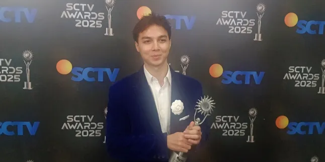 Winning the SCTV Awards 2025, William Roberts Remembers His Mother's Contributions