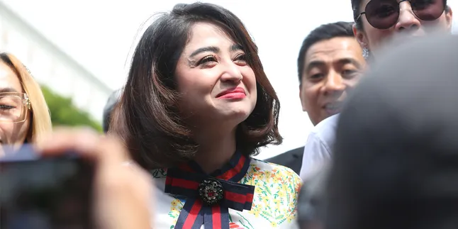 Menangis Tiga Kali Bercerai, Dewi Perssik: Kapan Saya Bisa Memiliki Keluarga yang Utuh?