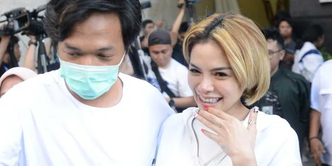 Menciduk Netizen, Nikita Mirzani Umumkan Akun-Akun Haters yang Ia Laporkan ke Polisi Menciduk Netizen, Nikita Mirzani Umumkan Akun-Akun Haters yang Ia Laporkan ke Polisi