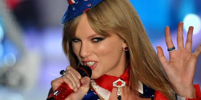 Mencuri Gaya Sepatu Merah Taylor Swift