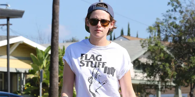 Mendadak Feminin, Kristen Stewart Tebar Senyum & Pesona