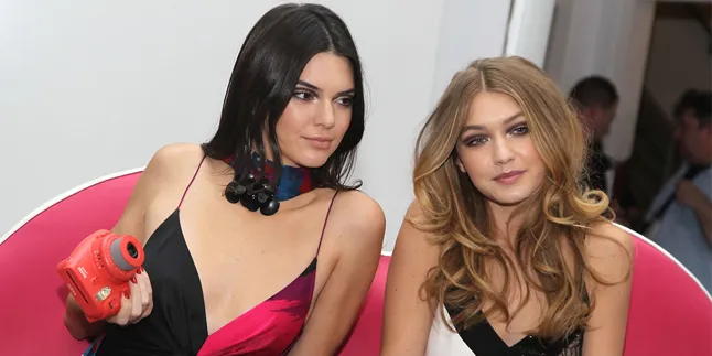 Mendadak Gimbal, Gigi Hadid - Kendall Jenner Cantik di NYFW 2016 Mendadak Gimbal, Gigi Hadid - Kendall Jenner Cantik di NYFW 2016