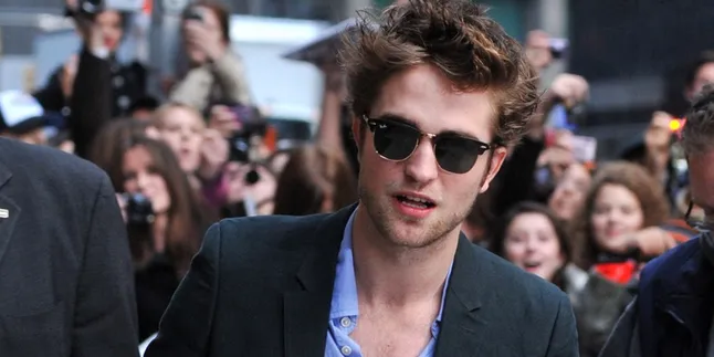 Mengaku Teman, Robert Pattinson 'Main Mata' Dengan Katy Perry Mengaku Teman, Robert Pattinson 'Main Mata' Dengan Katy Perry