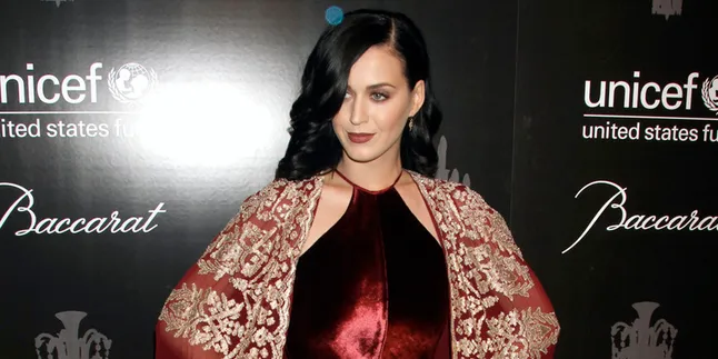 Mengamen di Pasar, Katy Perry Dapat Bayaran Apa?