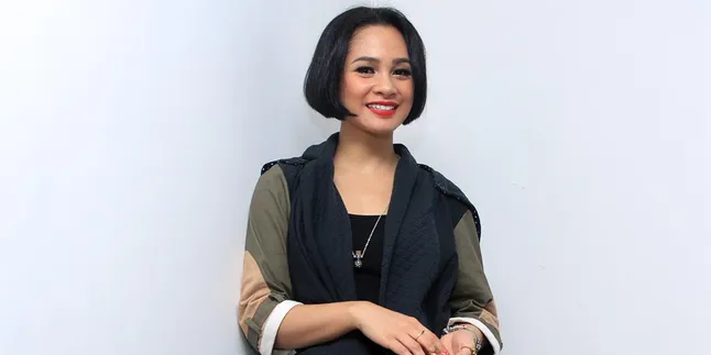 Mengapung di Atas Laut, Andien Pakai 'Hitam-Putih'