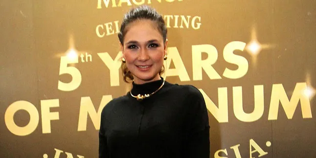 Menggemaskan! Luna Maya Pakai Kostum Pelaut Seksi Bersama Pria Menggemaskan! Luna Maya Pakai Kostum Pelaut Seksi Bersama Pria