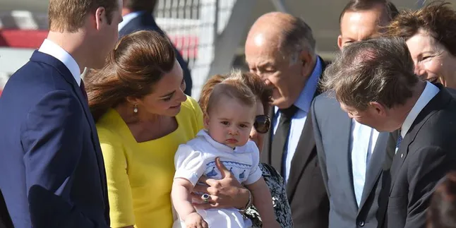 Menggemaskan! Pangeran George Kini Sudah Bisa Berdiri Sendiri