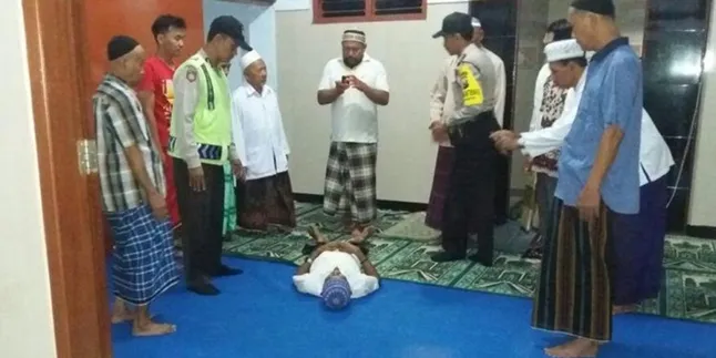 Mengharukan, Kakek Ini Wafat Setelah Menjadi Imam Shalat Isya