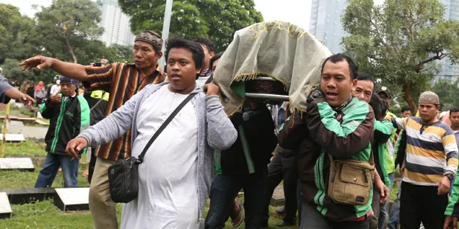 Mengharukan, Komunitas Ojek Online Ikut Mengawal Jenazah Laela Sari Hingga Dikuburkan