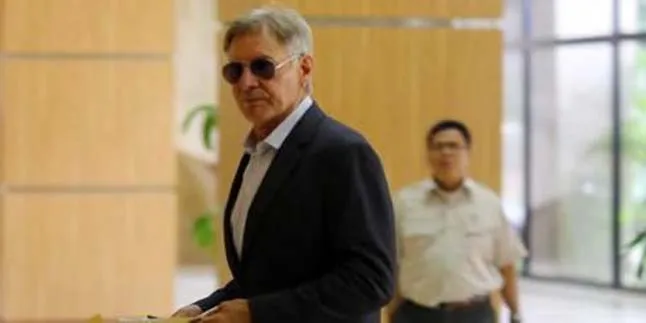 Menhut Bantah Harrison Ford Naik Meja di Kantornya Menhut Bantah Harrison Ford Naik Meja di Kantornya