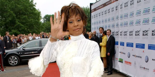 'Menikah' Lagi, Akankah Whitney Houston Secantik Dulu? 'Menikah' Lagi, Akankah Whitney Houston Secantik Dulu?
