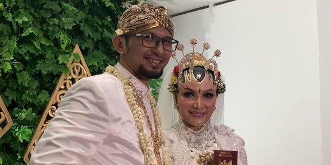 Marriage, Roro Fitria and Andri Irawan Adopt a Concept of Akad and Javanese and Betawi-themed Reception