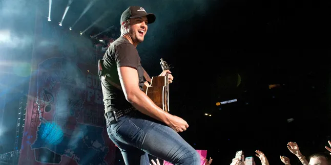 Menikmati Lagu-Lagu Balada di Buckeye Country Superfest Menikmati Lagu-Lagu Balada di Buckeye Country Superfest