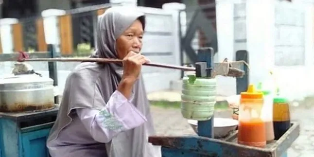 Menjadi Tulang Punggung, Ibu Paruh Baya ini Rela Berdagang Keliling