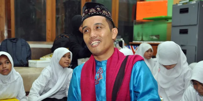 Menu Puasa Praktis, Ustadz Maulana Santap Kurma & Buat Bakwan!