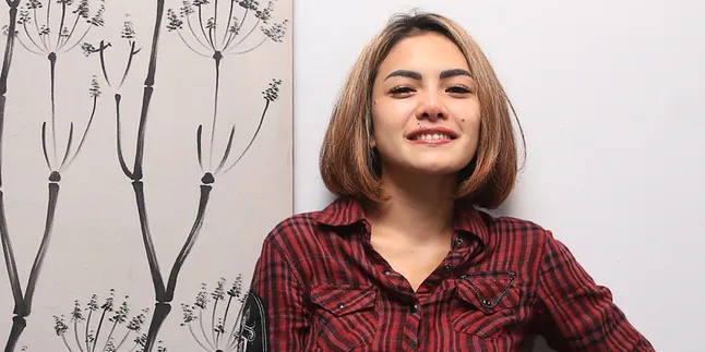Menuju Bui, Nikita Mirzani Tunggangi Mobil Mewah