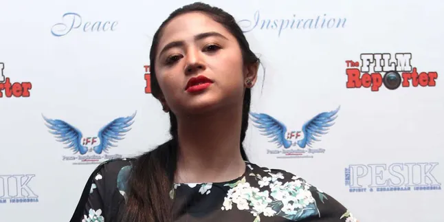 Menuju Rutan, Dewi Perssik Pilih Pakai Mobil Jaguar