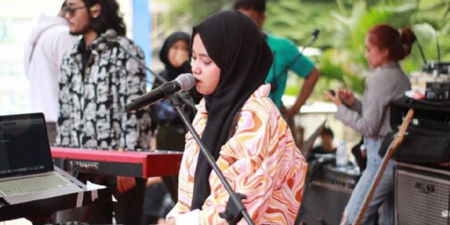 Menunggu Kepastian, Hanin Dhiya Rilis Single yang Berjudul BERTAHAN TANPA ARAH