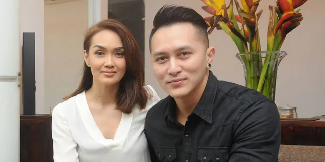 Menurut Demian, Sara Wijayanto Makin Hot Saat Membersihkan Rumah Menurut Demian, Sara Wijayanto Makin Hot Saat Membersihkan Rumah