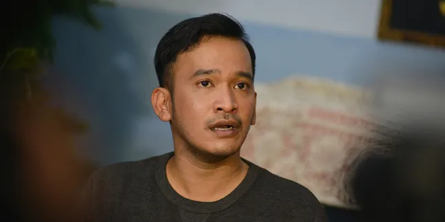 Menyentuh! Ruben Onsu Gendong Seorang Nenek Melihat Kawah Bromo Menyentuh! Ruben Onsu Gendong Seorang Nenek Melihat Kawah Bromo