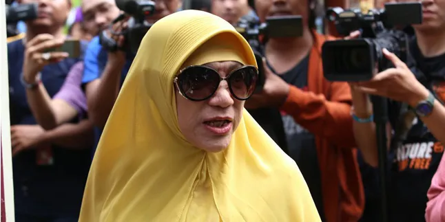 Meradang Ditanya Soal LGBT, Ini Jawaban Dorce Gamalama Meradang Ditanya Soal LGBT, Ini Jawaban Dorce Gamalama