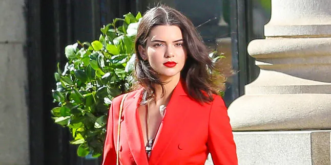 Merah Hot Membara, Intip Aksi Kendall Jenner Jadi Model Iklan