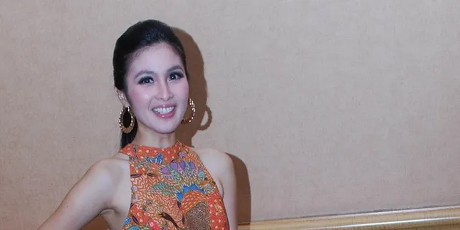 Merah! Sandra Dewi Berubah Jadi 'Setan Cantik' di Old Trafford