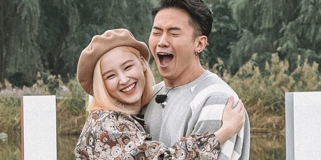 Feeling Happy Hugged by Nancy MOMOLAND, Rafael Tan: What a Dream