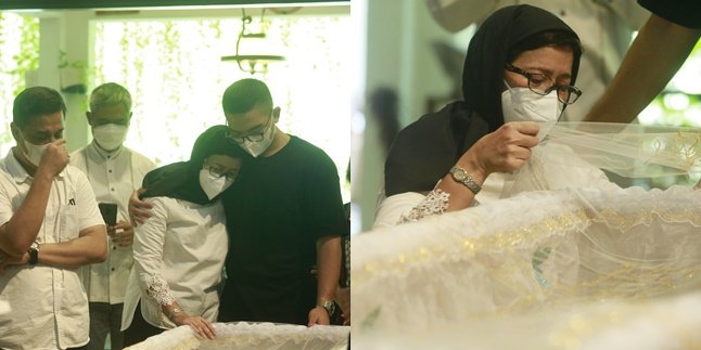 Mourning the Departure of Her Child, 8 Photos of Nurul Arifin Kneeling Next to Maura Magnalia's Coffin - Gazing at Her Daughter's Face for the Last Time