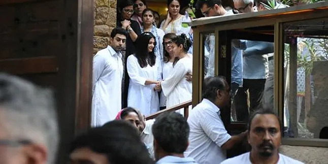 Mertua Meninggal Dunia, Kajol Tak Kuasa Tahan Tangis di Pelukan Aishwarya Rai Mertua Meninggal Dunia, Kajol Tak Kuasa Tahan Tangis di Pelukan Aishwarya Rai