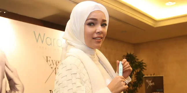 Meski Belum Punya Anak, Dewi Sandra Bahagia Dipanggil Bunda