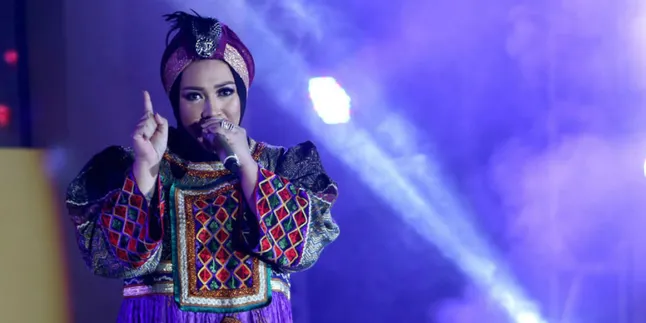 Meski Berhijab, Melly Goeslaw Tetap Nyentrik, Lho! Meski Berhijab, Melly Goeslaw Tetap Nyentrik, Lho!