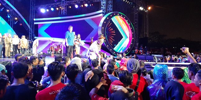 Despite being rained on, Anies Baswedan still greets the people of Jakarta in welcoming the New Year 2020