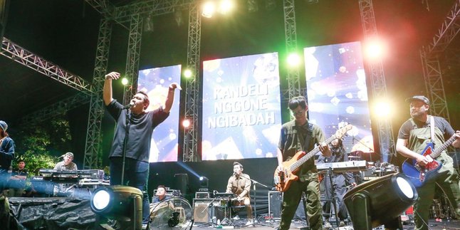 Meski Diguyur Hujan Gerimis Manja, Ndarboy Genk Bangkitkan Gairah Pengunjung Festival Pasar Musik dengan Senam Kesehatan Hati