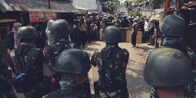 Meski Dilempari Batu, Pihak Kepolisian Tolong Demonstran yang Pingsan